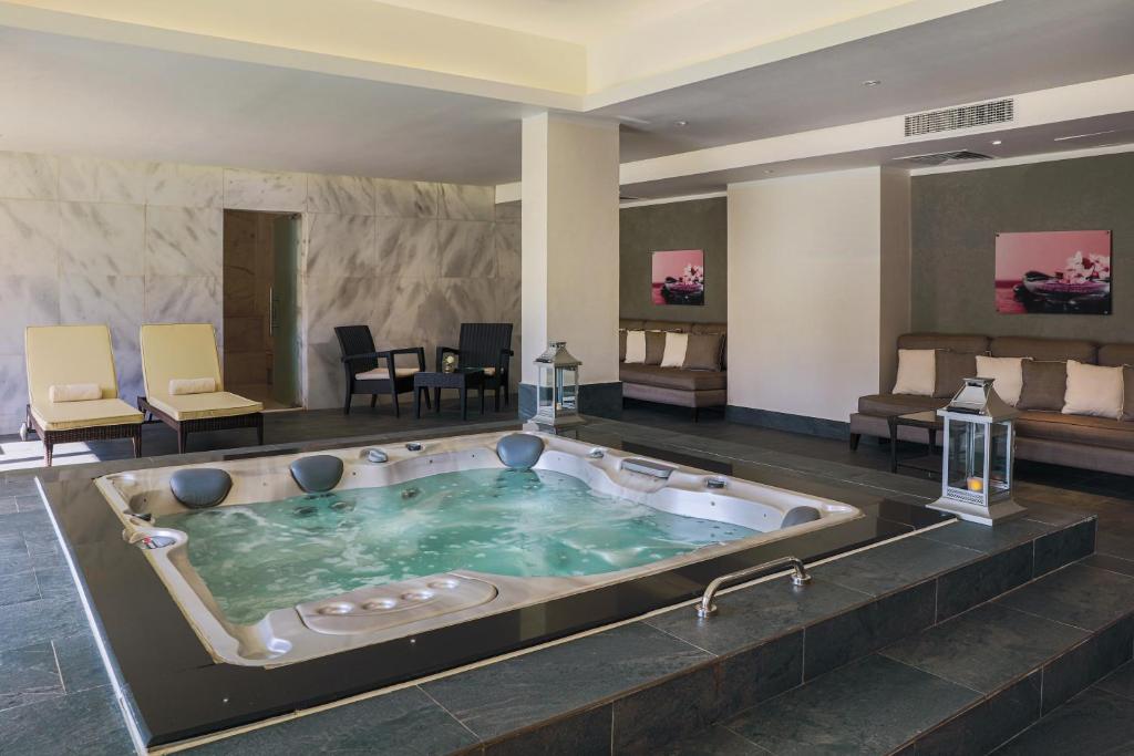 Mūsdienīgs spa telpa ar burbuļvannu, ērtām atpūtas mēbelēm un relaksējošu atmosfēru. Ideāla vieta atpūtai un relaksācijai.