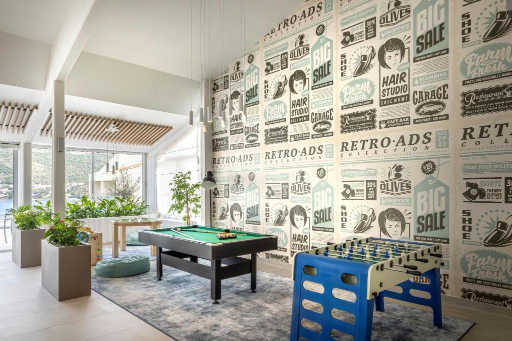 Mūsdienīga atpūtas telpa ar retro reklāmu tapetēm, biljarda galdu un galda futbolu. Telpā ir daudz dabīgās gaismas un zaļo augu, radot relaksējošu atmosfēru.