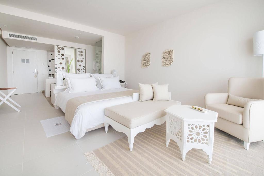 Mūsdienīgs guļamistabas interjers ar gaišām krāsām, ērtu gultu un stilīgu mēbeļu komplektu, kas rada relaksējošu atmosfēru. Ideāla izvēle atpūtai un komfortam.