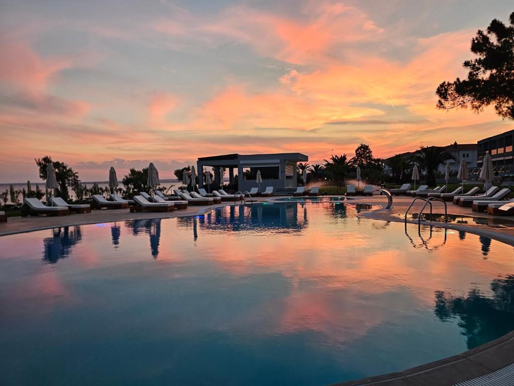 Peldbaseins ar saulrietu pie Sea Coast Resort Halkidiki