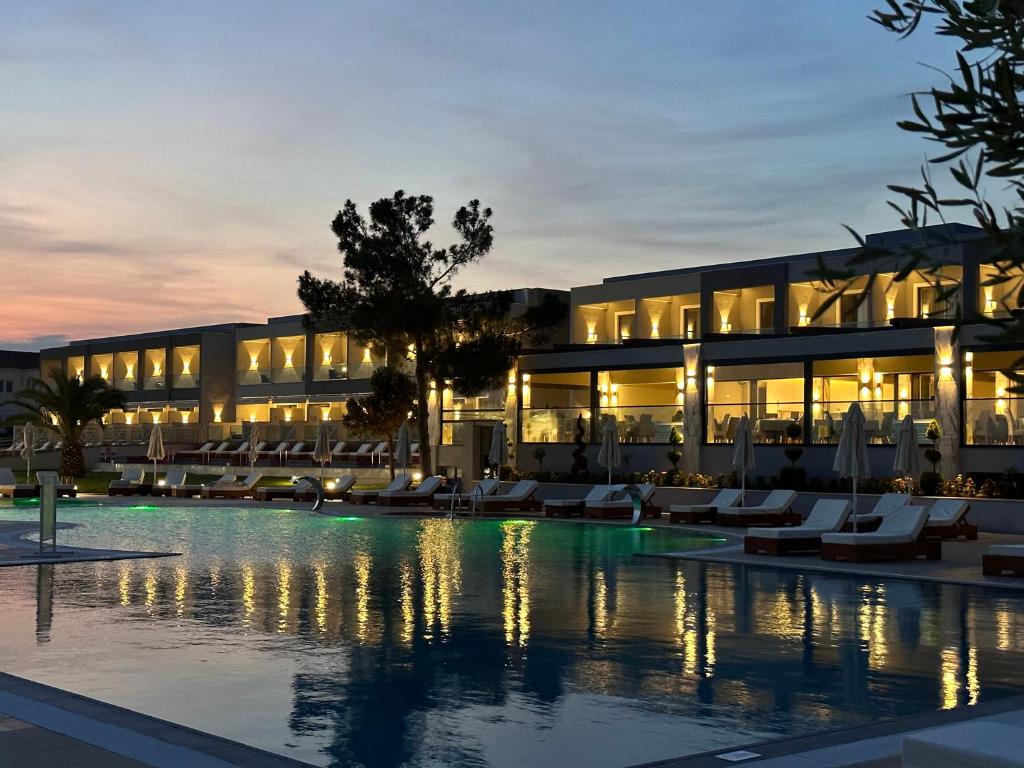 Sea Coast Resort Halkidiki piekrastē, baseins ar apgaismojumu naktī.