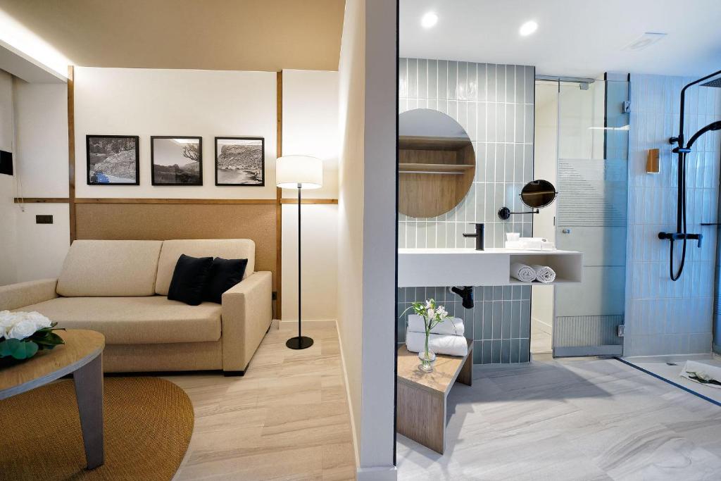 Mūsdienīgs viesnīcas numurs ar atsevišķu dzīvojamo zonu un vannas istabu. Interjerā ir neitrālas krāsas, mūsdienīgi mēbeļu risinājumi un elegants dizains.