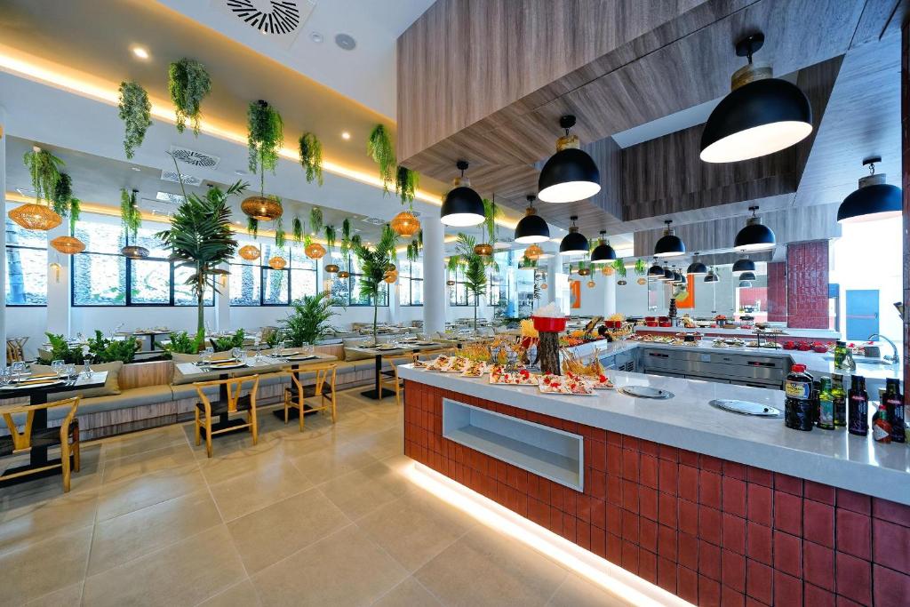 Mūsdienīgs restorāns ar gaumīgu interjeru, kas ietver augus, stilīgas lampas un bufeti ar dažādiem ēdieniem. Gaisotne ir eleganta un aicinoša, ideāla maltītēm ar draugiem vai ģimeni.