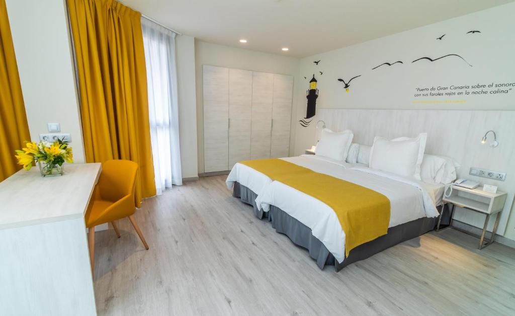 Mūsdienīgs viesnīcas numurs ar divām gultām, dzeltenām aizkariem un elegantu mēbeļu komplektu. Telpā ir galds ar ziedu kompozīciju un stilīgs krēsls.