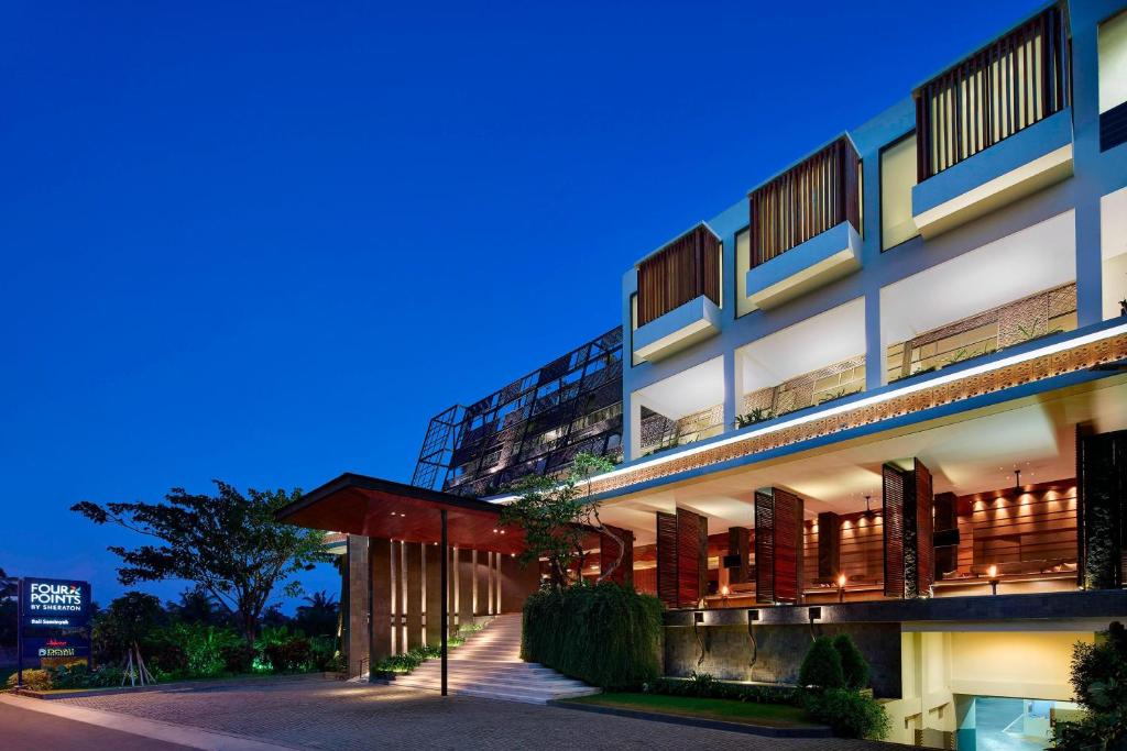 Mūsdienīga viesnīca ar elegantu arhitektūru un apgaismojumu, kas rada patīkamu atmosfēru vakara stundās. Four Points by Sheraton piedāvā komfortu un modernu dizainu.