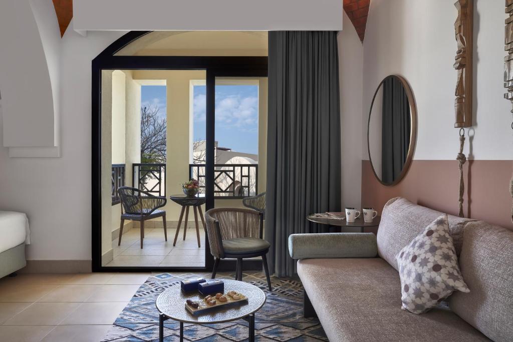 The Cove Rotana Resort numurs ar balkonu un skatu uz jūru.