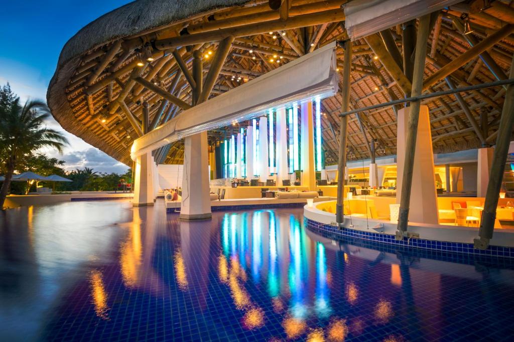 Moderns tropu restorāns ar lielu peldbaseinu, apgaismojumu un eksotisku arhitektūru, kas rada relaksējošu atmosfēru. Ūdens virsma atspoguļo apkārtējo vidi un gaismas efektus.