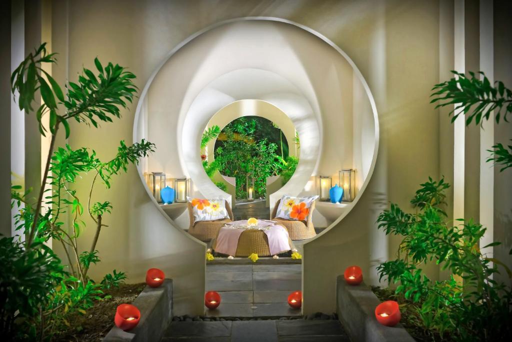 Mūsdienīgs relaksācijas stūris ar apļveida arhitektūru, ko ieskauj zaļumi un gaismas, radot mierīgu atmosfēru. Ideāls vieta atpūtai un meditācijai.