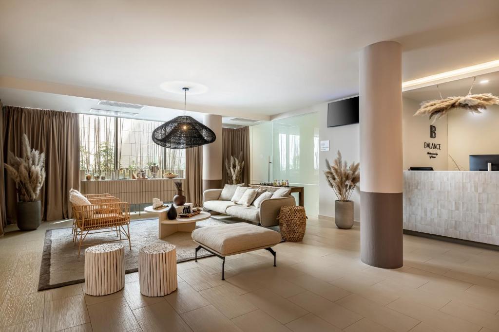 Mūsdienīgs un stilīgs interjers relaksācijas telpā ar dabiskiem elementiem, ieskaitot mājīgas mēbeles un augus. Telpa ir izgaismota ar elegantu lampu un ir aprīkota ar recepciju.