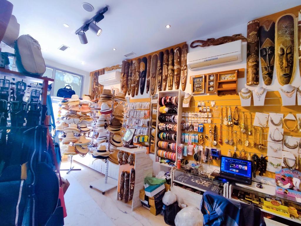 Veikals ar plašu aksesuāru klāstu, tostarp cepurēm, rotaslietām un mākslas darbiem. Uz sienām izstādītas greznas maskas un citi rotājumi.