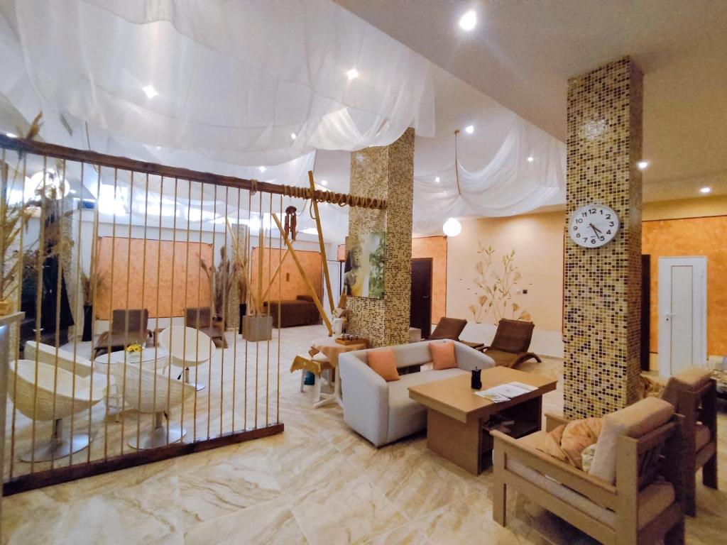 Mūsdienīgs un elegants interjers ar ērtām mēbelēm un siltām krāsām, radot relaksējošu atmosfēru. Telpā ir dekoratīvi elementi un liela gaisma, kas piešķir mājīgumu.