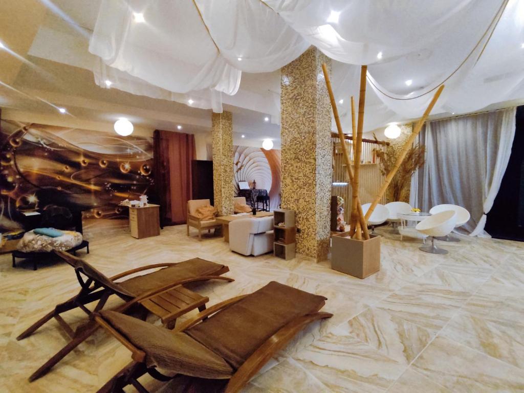 Eleganta un mūsdienīga spa telpa ar gaisīgiem dekoriem, koka mēbelēm un relaksējošu atmosfēru, kas aicina uz atpūtu. Interjerā redzamas izsmalcinātas detaļas un silti toņi.