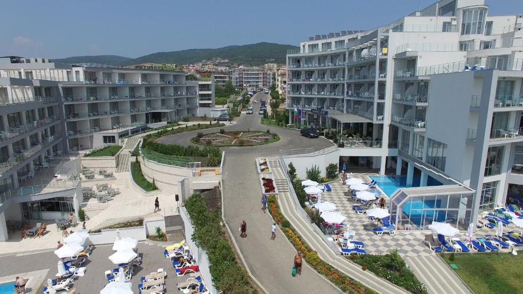 Mūsdienīgs kūrorts ar baseinu un sauļošanās krēsliem, apkārt dārzi un modernas ēkas, kas atrodas gleznainā vietā. Ideāla vieta atpūtai un relaksācijai.