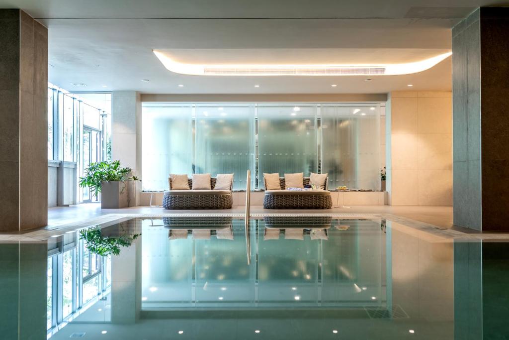 Mūsdienīgs iekštelpu spa ar relaksējošām atpūtas zonām un ūdens virsmu, kas atspoguļo elegantus dizaina elementus. Ideāla vieta atpūtai un relaksācijai.