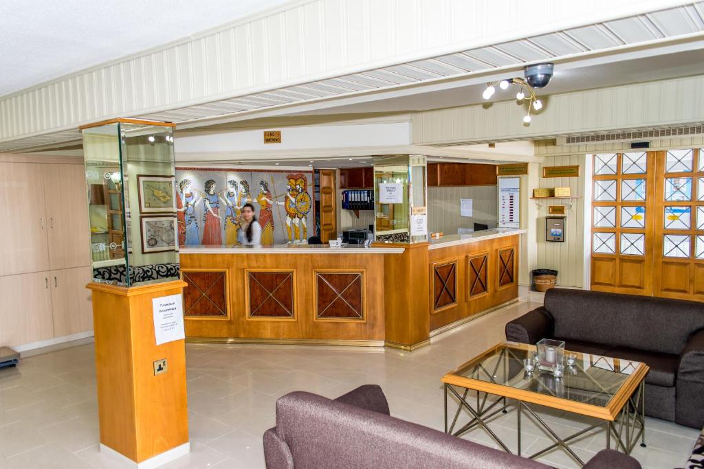 Recepcijas zona ar koka letēm, mākslas darbiem uz sienām un ērtām dīvāniem. Gaisīga un viesmīlīga atmosfēra.