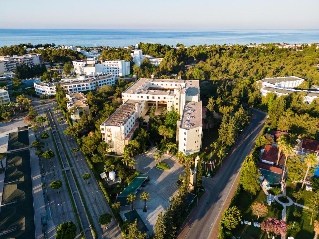 Asteria Collection Side viesnīca piekrastē ar zaļām ainavām