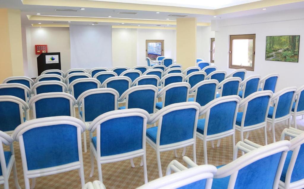 Konferenču telpa Asteria Collection Side ar ziliem krēsliem
