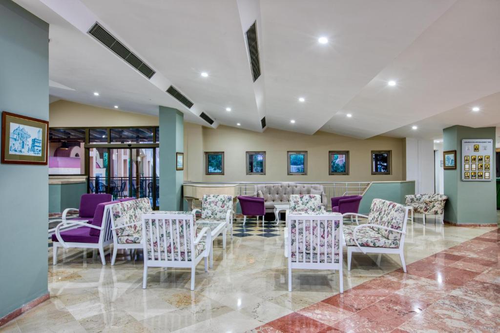 Asteria Collection Side viesnīcas elegantā uzgaidāmā telpa ar komfortablām mēbelēm