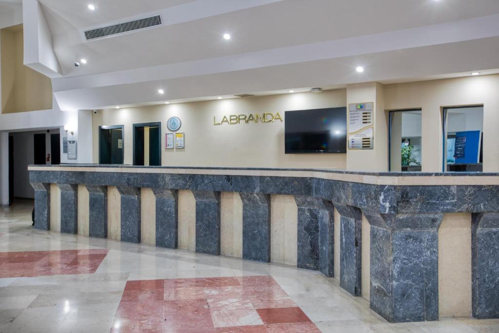 Reģistratūras zona viesnīcā Labranda ar modernu dizainu