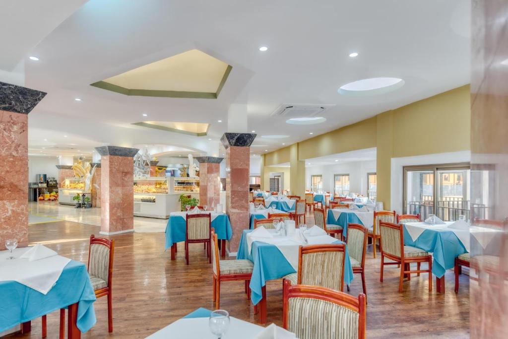Asteria Collection Side restorāns ar zilu galda veļu un elegantiem akcentiem.