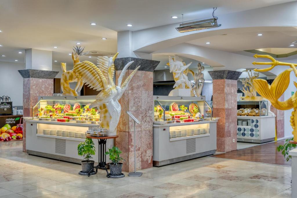 Asteria Collection Side elegantā bufete ar augļu un dārzeņu dekorācijām.