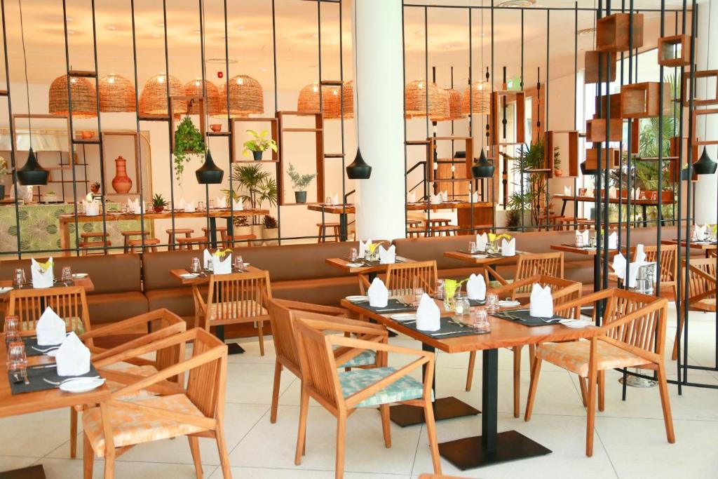 Mūsdienīgs restorāns ar koka mēbelēm, dekorēts ar augu elementiem un izsmalcinātām gaismām, radot siltu un ērtu atmosfēru. Ideāla vieta gastronomiskām pieredzēm.