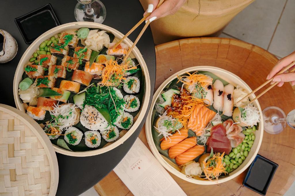 Svaiga sushi un sashimi pasniegšana divās bambusa bļodās, apvienojot dažādus rīsu un jūras velšu ēdienus. Ideāls izvēles variants gardēžiem.