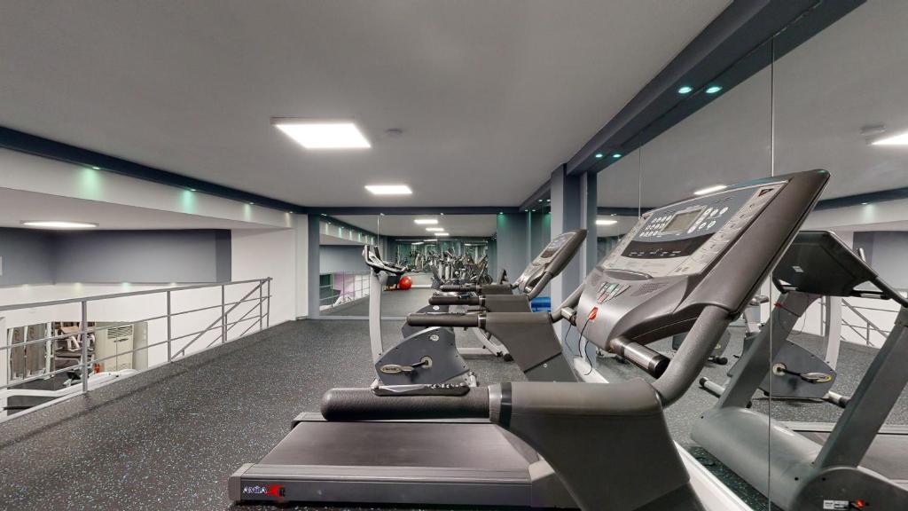 Mūsdienīga sporta zāle ar skrejceļiem un atspoguļotu sienu, kas rada plašuma sajūtu. Telpa ir apgaismota ar mīkstu gaismu un ir piemērota treniņiem.