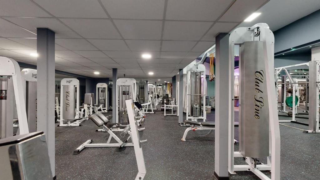Mūsdienīga sporta zāle ar dažādiem trenažieriem un aprīkojumu, kas ir rūpīgi izvietots plašā telpā. Ideāla vieta, kur uzlabot fizisko sagatavotību un veselību.