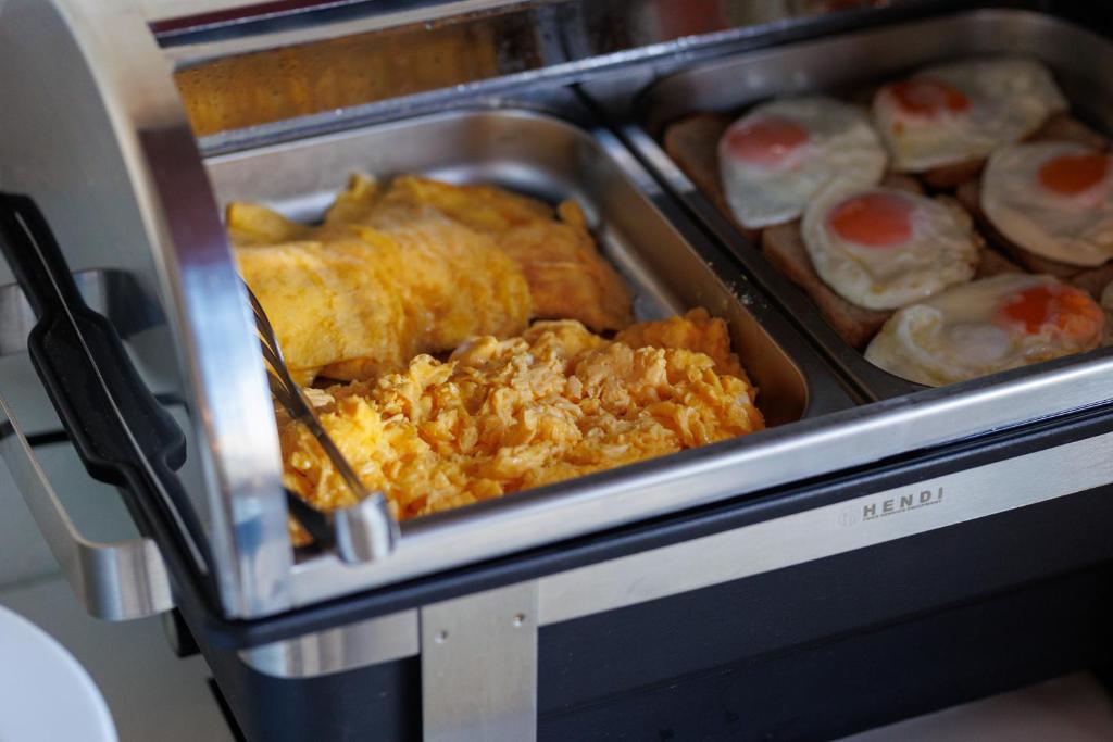 Svaigu olu ēdienu galds ar omleti, sakultām olām un ceptām olām uz maizes. Ideāli piemērots brokastīm vai bufetēm.