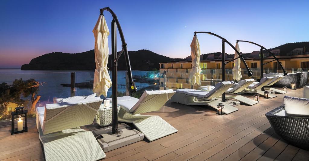 Luksusa terase ar sauļošanās krēsliem un skatu uz jūru saulrieta laikā. Ideāla vieta relaksācijai un atpūtai.