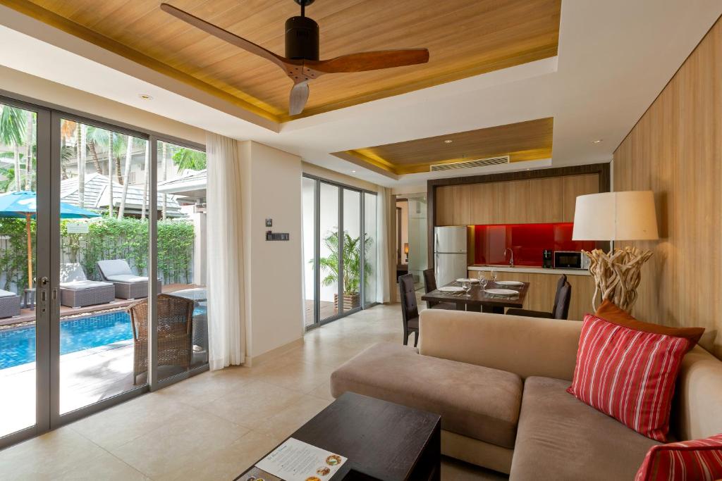 Mūsdienīgs viesnīcas numurs ar piekļuvi baseinam Grand Mercure Phuket Patong.