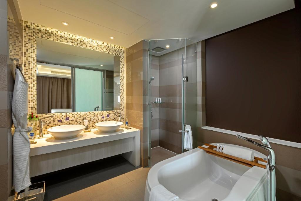 Mūsdienīgs vannas istaba ar divām izlietnēm un dušu Grand Mercure Phuket Patong
