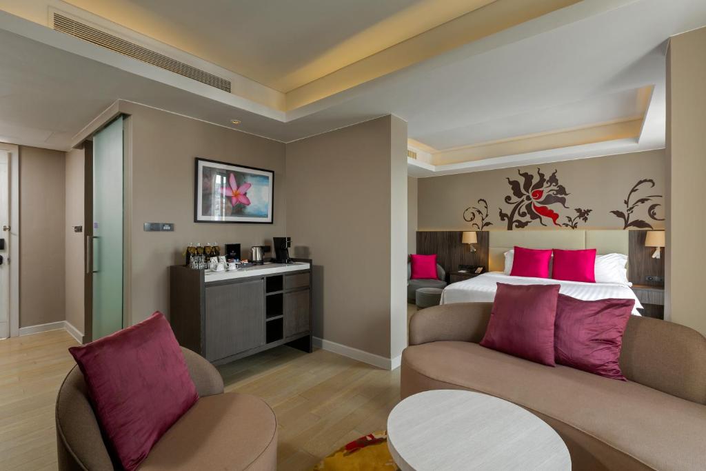 Mūsdienīgs numurs ar sarkaniem akcentiem Grand Mercure Phuket Patong.