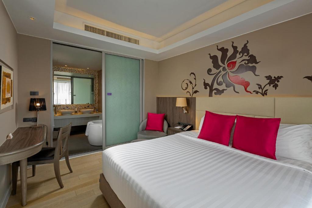 Moderns numurs ar rozā spilveniem Grand Mercure Phuket Patong