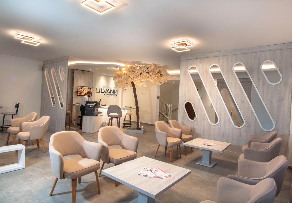 Mūsdienīgs un elegants interjers ar komfortablām krēslām un unikāliem dizaina elementiem, kas rada patīkamu atmosfēru. Telpā ir arī dekoratīvs koks un mūsdienīgas apgaismojuma sistēmas.