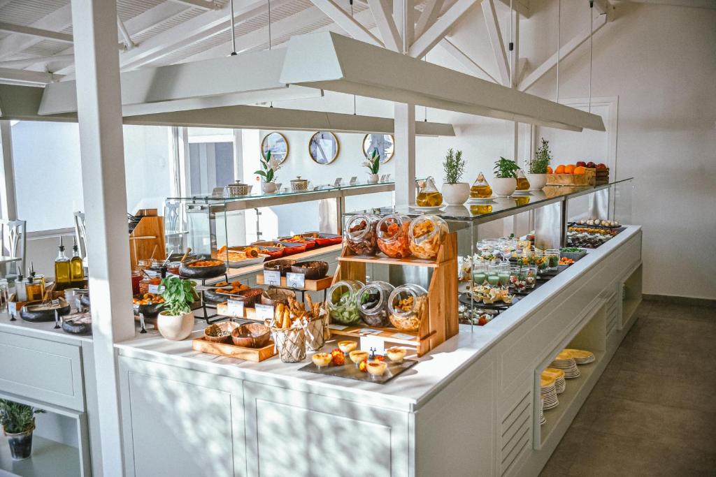 Moderns kafijas veikals ar plašu pārtikas un dzērienu izvēli, tostarp saldām un sāļām uzkodām, augļiem un garšvielām. Gaisīgs un stilīgs interjers rada patīkamu atmosfēru.