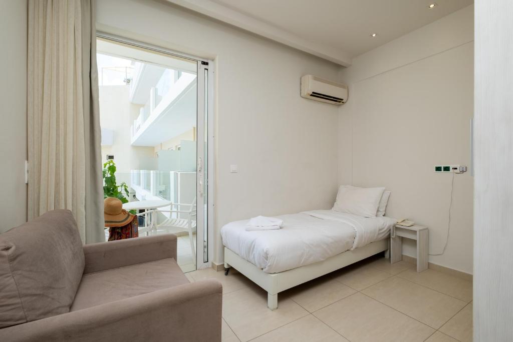 Gaiša un moderna viesistaba ar vienu guļamo vietu, dīvānu un balkonu. Telpā ir gaisa kondicionieris un minimālistiska apdare.