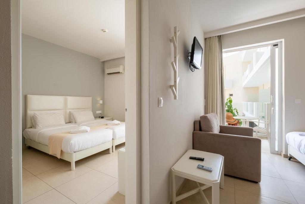 Mūsdienīgs viesnīcas numurs ar divām gultām, ērtiem mēbeļu elementiem un piekļuvi balkoniem. Gaismas toņi un minimālisma dizains rada patīkamu atmosfēru.