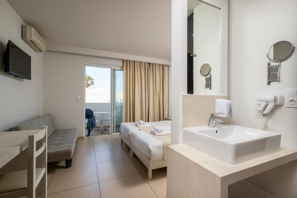 Mūsdienīgs viesnīcas numurs ar divām gultām, ērtu dīvānu, televizoru un vannas istabu. Logi ved uz balkonu ar skatu uz ārpusi.