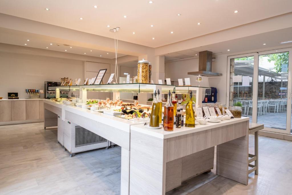 Mūsdienīga restorāna iekārtojums ar plašu ēdienu izvēli un dzērienu staciju, kas atrodas gaišā un viesmīlīgā vidē. 