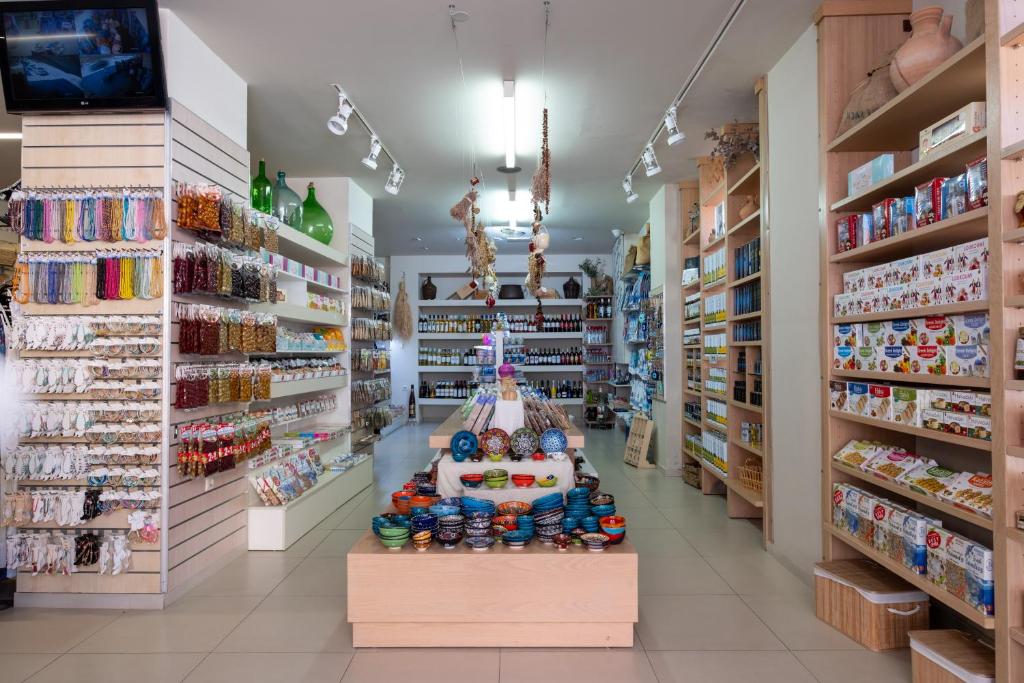 Veikaliņš ar plašu preču klāstu, tostarp rotaslietām, pārtiku un mājas dekoru. Interjers ir gaišs un moderns, radot pievilcīgu iepirkšanās pieredzi.