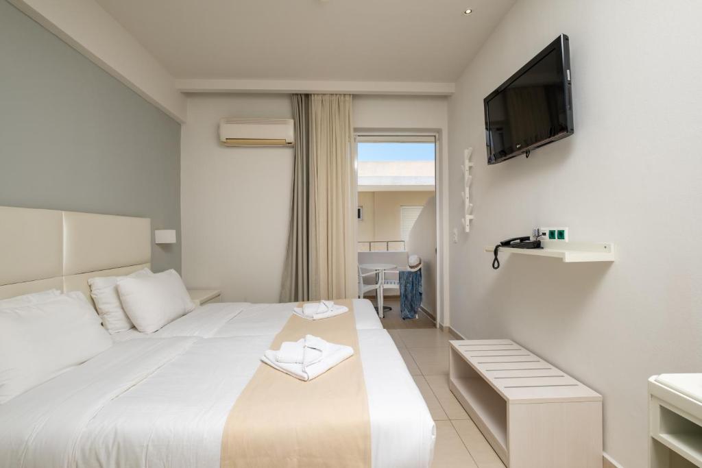 Mūsdienīgs viesnīcas numurs ar divguļamo gultu, televizoru un balkonu, kurā ieplūst dabiska gaisma. Numurā ir ērti gultas veļas un minimālistisks interjers.