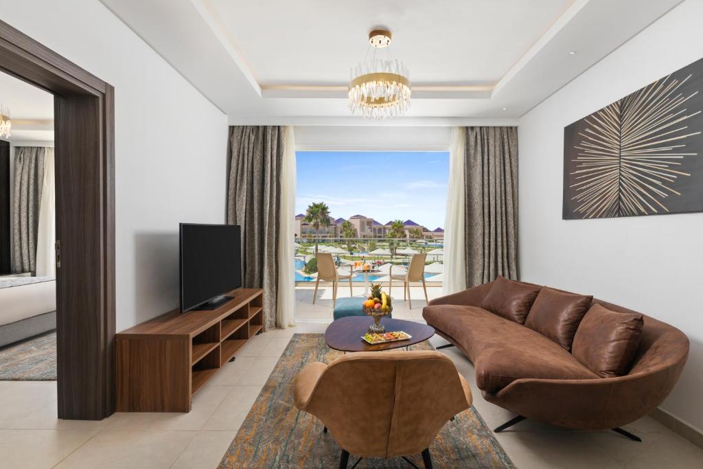 Mūsdienīgs viesnīcas numurs ar plašu dzīvojamo telpu, brīnišķīgu skatu uz baseinu un dārzu, modernu mēbelējumu un patīkamu apgaismojumu.