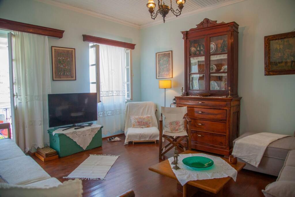 Mūsdienīgs viesistabas interjers ar koka mēbelēm, televizoru un gaismas avotu. Telpa ir gaiša un mājīga, ar dabiskiem gaismas avotiem un dekoratīvām detaļām.