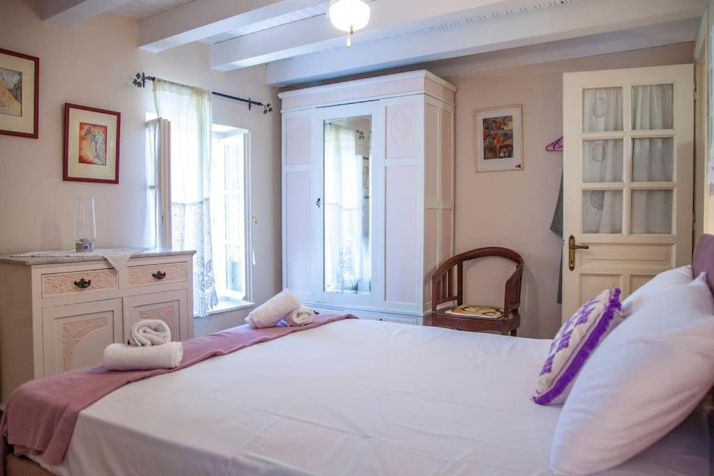 Gaiša un mājīga guļamistaba ar divguļamo gultu, elegantu mēbeļu komplektu un logiem, caur kuriem ieplūst dabiska gaisma. Telpā ir arī mākslas darbi un dekoratīvi elementi, kas piešķir unikālu raksturu.