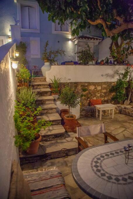 Mierīga un gaumīga dārza ainava ar akmens kāpnēm, kas ved uz augšu, apzaļumotu telpu un sēdvietām, radot patīkamu atmosfēru. Pievilcīgi apstādījumi un apgaismojums piešķir romantisku noskaņu.