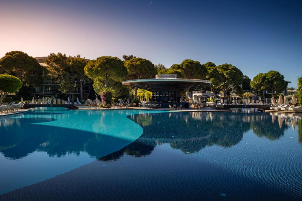 Liels peldbaseins ar kristāldzidru ūdeni un modernu bāru, ko ieskauj zaļi koki un sauļošanās krēsli. Ideāla vieta relaksācijai un atpūtai.