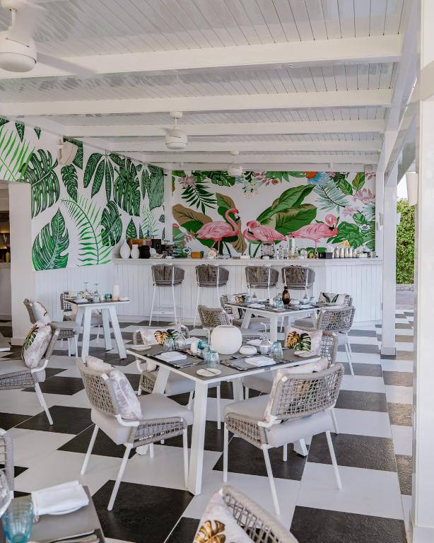 Fort Arabesque Resort terase ar tropisku dizainu