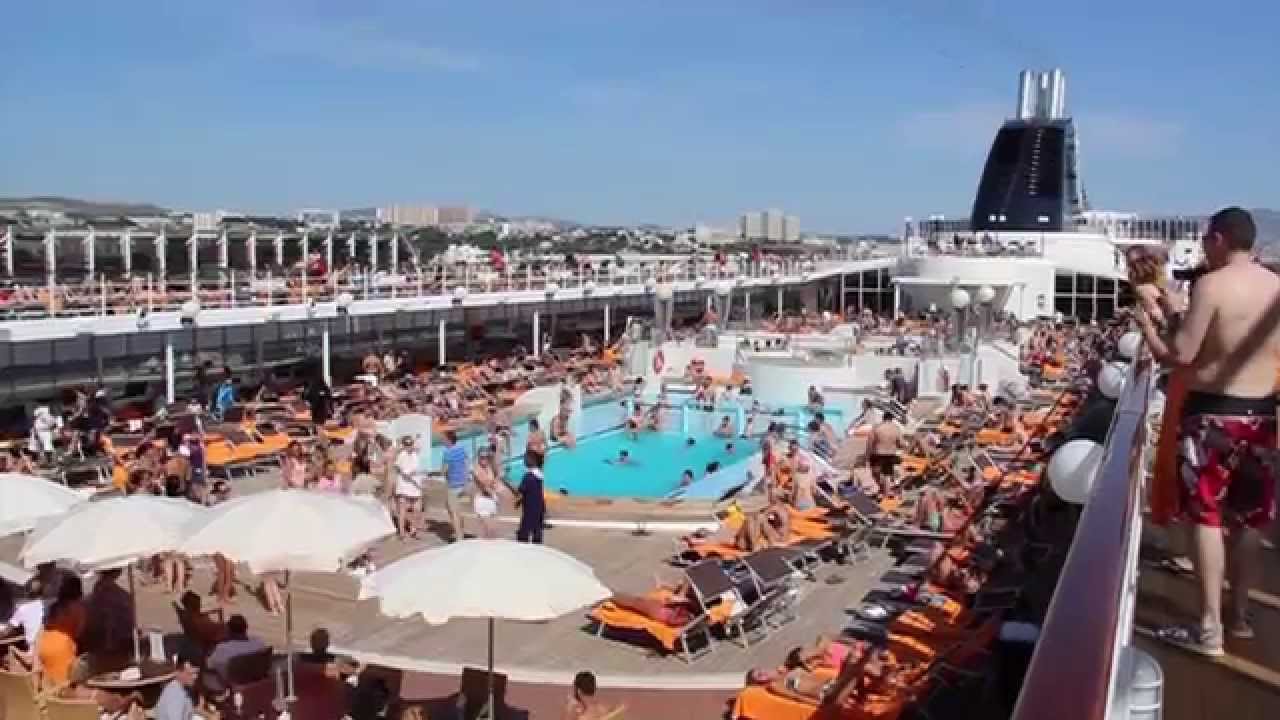 MSC Lirica baseina klājs - no augšas redzams baseins MSC kruīzā ar Vanilla Travel